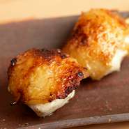 むね肉を厚皮で巻いたオリジナルの一串。「これぞ比内地鶏」というダイレクトな旨みと弾力を楽しむことができます。希少部位のため、食べたいときには早めの注文がオススメ。