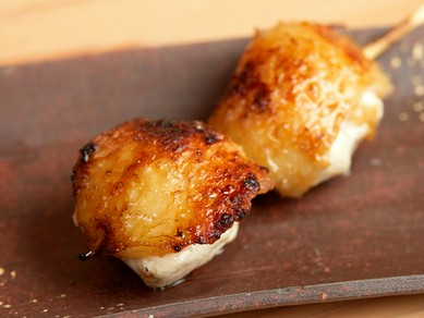 鶏皮の香ばしさとむね肉の柔らかさを、同時に楽しめる『抱き身』