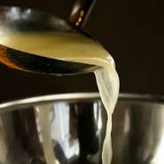 日本三大地鶏の一つに選ばれている比内地鶏。適度な弾力があり濃い赤身肉のおいしさを楽しむことができます。また、料理人が和食料理店で培った経験を元につくられた出汁も、料理をつくる上での欠かせない名脇役。