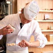 「カウンター席で食事をされている方、個室を利用されている方、全てのお客様に満足していただきたい」との思いを胸に、真摯に料理と向き合い続ける料理人。温かな接客で訪れるたち人を迎え入れています。