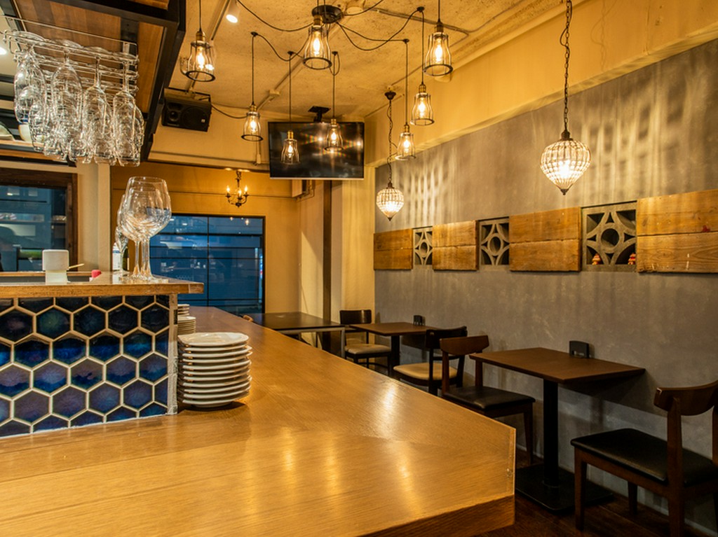 温もりとモダンが対比する空間。日常に一時の癒しを与えてくれる