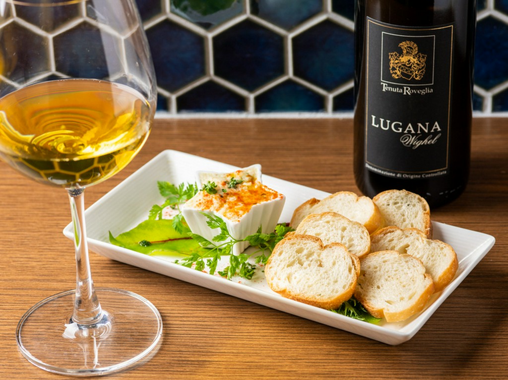 和洋のお酒に合わせた個性豊かな料理たち