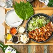 韓国料理を軸に、細やかな工夫が凝らされたメニューを展開。焼き方や食べ方もそれぞれ。『ダオル包みチキン』は、大根の酢漬けでローストチキンとパプリカやキュウリなどの野菜を巻く、新しいスタイルの一品です。