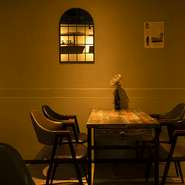 韓国でこよなく愛されているチキン料理をアレンジ。油で揚げずにオーブンで調理して余分な油を落とした鶏肉を野菜と共に味わうヘルシーなメニューは、女性に人気です。お喋りに花を咲かせる、楽しい時間を満喫。