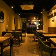 カフェさながらのオシャレなインテリアに囲まれた店内は、居心地のよい空間。あたたかな灯りに照らされた中、ゆったりとした時間を過ごすことができます。SNS映えも抜群。