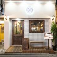 路地裏に佇む、オシャレで洗練された雰囲気が話題の韓国料理店。上品な空間でこだわりのチキン料理を味わう、大人のデートに最適です。ワンドリンク付きの定食を楽しめるランチタイムもオススメ。