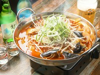新鮮な魚介類とうどん、ネギをたっぷりのせた鍋。辛めのスープはお酒との相性抜群です。