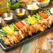 オーブンで焼いたチキンとフレッシュ野菜を大根の甘酢漬けで包んでいただきます。ソースは、チリソース、わさびマヨソース、マスタードソースの3種類を用意。自分好みのアレンジで楽しめる、人気のメニューです。