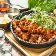 甘辛バーベキューソースで味付けしたオーブンチキンをえごまの葉で包んでお召し上がりください