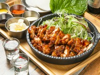 甘辛バーベキューソースで味付けしたオーブンチキンをえごまの葉で包んでお召し上がりください