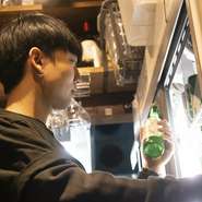 焼き方、食べ方、味付けの提案があるのが、【DAOL】のチキン料理の特徴。生の野菜やエゴマの葉、トルティーヤで巻いたり、さまざまなソースが用意されていたり、想像を超える韓国料理に出合えます。