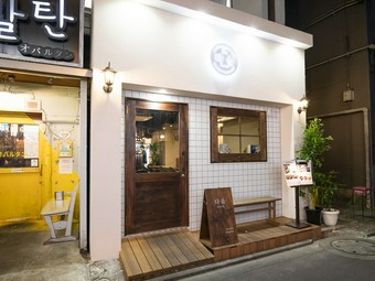 オシャレで落ち着いた雰囲気が漂う、カフェのような韓国料理店