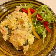 店主の母親がつくるポテトサラダ。どこか懐かしさを感じるようなほっこりする味です。数量限定となっておりますので、ご予約時に頼まれることも多くなっております。ぜひおいしいポテサラをご賞味ください。