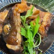 料理に使う魚介は、店主の川上氏が以前働いていた相生町の鮮魚店から厳選仕入れ。海域や産地、季節によって魚を選んでいるそうです。旬ならではのおいしい魚介をいろいろな料理で堪能できます。