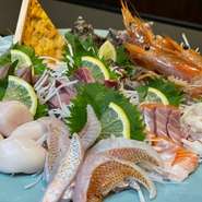 以前店主が働いていた相生町の鮮魚店で、海域や産地を選んで魚を厳選。食べたい魚をリクエストすることも可能です。盛り合わせの魚は季節、仕入れ状況で異なります。