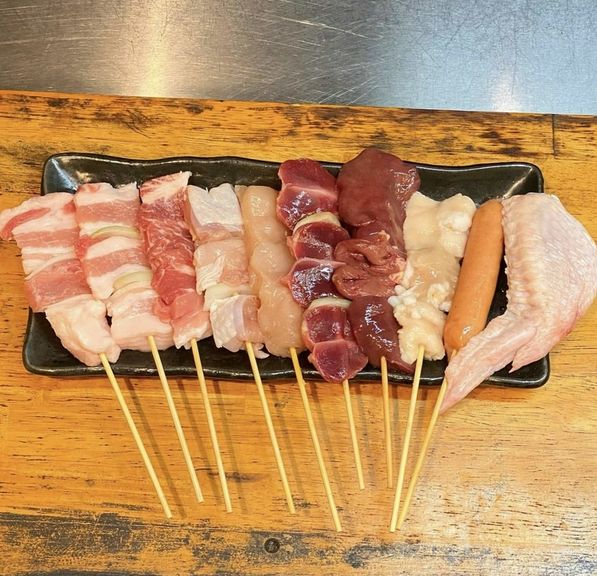 串打ちにこだわり、炭火で香ばしく焼き上げる『焼鳥盛り合わせ』