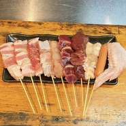 左から豚バラ2本、豚ロース、鶏もも、鶏ささみ、すなずり、鶏レバー、牛しまちょう、ウィンナー、手羽先の10本。一番のオススメは、皮の香ばしさが残り、ジューシーな味わいの『鶏もも』です。