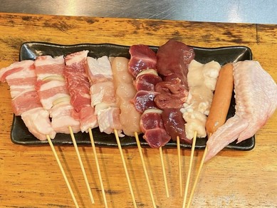 串打ちにこだわり、炭火で香ばしく焼き上げる『焼鳥盛り合わせ』