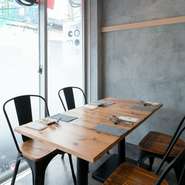 木目調の席に座り、まずはシェリー酒で乾杯。アラカルト料理を取り分けて、グラスワインをオーダーすれば、スペインに来たかのようです。楽しいグルメ女子会は、優雅にスペイン料理とスペイン産ワインでいかが。