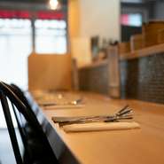 料理人と気軽に話せるカウンター席。一人ランチや、仕事帰りのチョイ飲みにもぴったりの空間です。グラスワインをたしなみながら、料理を待つ時間もまた楽しいひとときです。