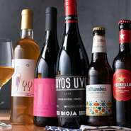 パエリアや小皿料理の「タパス」、食材を串に刺した料理の「ピンチョス」などの料理と共に楽しみたいのがスペイン産ワイン。【comodo】では、産地や品種、風味などバランスの良い品揃えです。