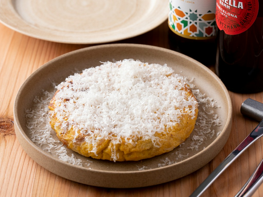 平らに丸く焼いた、ケーキのようなオムレツ。スペインバルの定番タパス『オムレツ　トルティージャ』