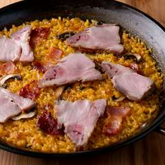 肉の旨みが浸み込んだ、お米のおいしさがたまらない『イベリコ豚のパエリア（ローストポーク）』