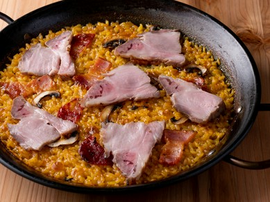 肉の旨みが浸み込んだ、お米のおいしさがたまらない『イベリコ豚のパエリア（ローストポーク）』
