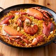 店の看板メニューであるパエリアは、自家製の「鯛と海老のだし」を使用しています。九州にある天然素材を使い、日本人でも親しみやすい味付けにしています。写真は『オマール海老のパエリア』です。