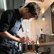 「おいしい料理とワインをゆったりと楽しんでほしい」と語る持永氏。カジュアルに楽しめるように、料理人とゲストとの距離も近く、堅苦しくない癒やしの空間づくりに力を入れています。