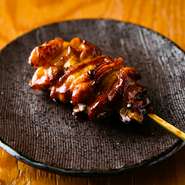 厳選した国産のブランド鷄、銘柄鷄を使用し、備長炭で煙を巻き上げ短時間で焼き上げる串は、香燻で旨みを閉じ込めた至極の一串。コース限定の鴨レア燻製は旨さはもちろん、年初めに相応しい体験系の一品。