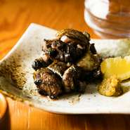 串焼きには厳選した国産鶏を使用。各地の銘柄・ブランド鶏から、当日オススメできる新鮮な鶏のみを仕入れています。炭の豊かな香りを纏った、比内地鶏のもも焼きもまた絶品です。