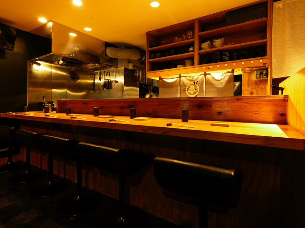 鶏 炭火 地酒 松もと - 炭火で演出する劇場型カウンター