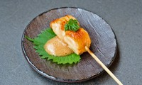 しっとりやわらかい胸肉とパリッと香ばしく焼かれた皮目が特徴。