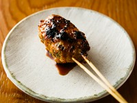店により特徴の出やすいつくね。お店で肉を挽き、ももやなんこつなど歯ごたえの黄金比は日々試行錯誤を重ねております。