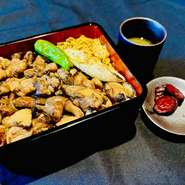 新鮮な国産若鶏を一度、お出汁にくぐらせ
肉汁を飛ばさず炭火で一気に焼き上げます。
熟成?油だれをまとわせ、
炊き立ての宮城県産ササニシキと合わせました。
鶏と魚介のスープ、お漬物付き
ご飯大盛り無料です。
