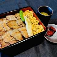 お出汁にくぐらせた旨みのある国産豚バラ肉を、
同じく一気に炭火で仕上げます。
香ばしくコクのある豚バラに熟成?油だれが絡み、
炊き立てのご飯との相性が〇
鶏と魚介のスープ、お漬物付き
ご飯大盛り無料です。
