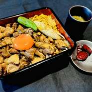 松もと自慢の炭火焼き鶏重を
ぜひ、厳選されたプレミアムな伊達鶏で。
引き締まった肉質と濃厚な旨みを
ご賞味くださいませ。
鶏と魚介のスープ、お漬物付き
ご飯大盛り無料です。
画像は蔵王地養卵トッピング+180円