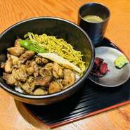 松もと自慢の炭火焼き鶏を、
お肉とご飯どちらも少なめで、女性のお昼にも
ピッタリなサイズの丼にしました。
（お肉１００ｇご飯１８０ｇ）