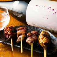 心地よい弾力に素材の新鮮さを実感できる『砂肝』『ハツ』、一つずつ仕込んだ『つくね』…。コースで出合う串一本一本が料理人にとって自慢の逸品です。