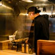 ただ“食す”のでなく“体感する”ことを重視する小笠原氏。カウンター越しに届く、音や香りの臨場感もお店の見どころです。サービススタッフもホテルのサービスを参考に、日々きめ細やかな接客を心掛けています。