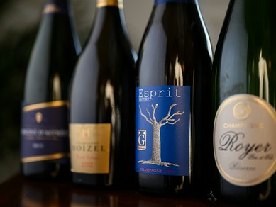 常時80種類以上がそろうソムリエ厳選のボトルワイン