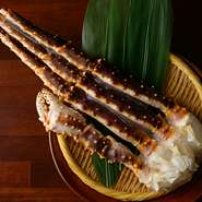 蟹の王様として知られる『たらば蟹』は、上品な甘みと食感が特徴。【ぼんて】ではお刺身でいただけるほど新鮮な素材に絶妙に火を入れ、旨みをギュッと凝縮。ニンニクを効かせたブルギニヨンバターで召し上がれ。