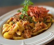 これは美味いっ!!どの種類の蟹よりも味が濃厚で香り豊か!!幻の花咲蟹を独自に確保。蟹全ての部位で出汁を取り、自家製トマトソースと合わせた一皿。
口に入れる瞬間から【蟹匂】を感じ、口の中で旨味が広がります