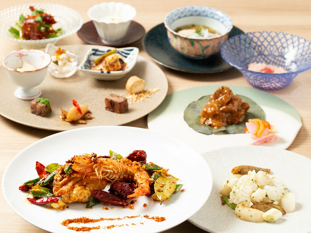 流れるような展開で楽しませてくれる、コース料理