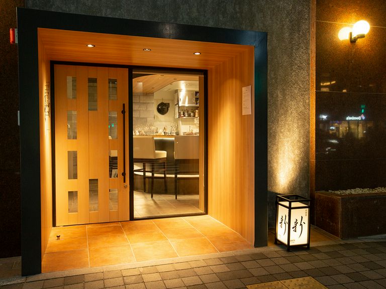 モダンな設えがに気分が上がる、人形町の四川料理店