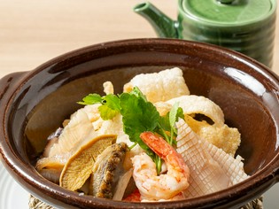 五感で味わう『アワビ入り海鮮おこげ』