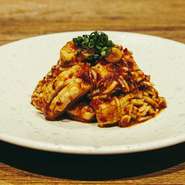 国産牛ホルモンの中でも優れた品質のものにこだわり、経験と目利き、熟練の包丁さばきと備長炭の燻煙で仕上げる“極みのホルモン”や、手間を惜しまず丁寧に仕上げた刺し、前菜の数々を味わえるお店です。
