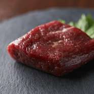 発売以来大人気メニュー和牛の赤身肉をごろり。ジューシーな赤身ならではの「旨味」をお楽しみ下さい