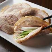 国産銘柄豚「麦小町」をじっくり蒸しあげ、秘伝のタレで煮込みました。開店以来人気No.1メニューです。